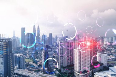 Soyut teknoloji hologramı Kuala Lumpur, Malezya, Asya 'nın panorama şehri görüntüsü üzerinde simgeler. İnsanların ağ kurma ve bağlantı kurma kavramı. Çift pozlama.