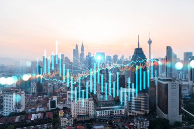 Işık saçan FOREX grafik hologramı, Kuala Lumpur 'un günbatımındaki panoramik şehir manzarası. KL, Malezya, Asya 'da hisse senedi ve tahvil ticareti. Fon yönetimi kavramı. Çift pozlama.