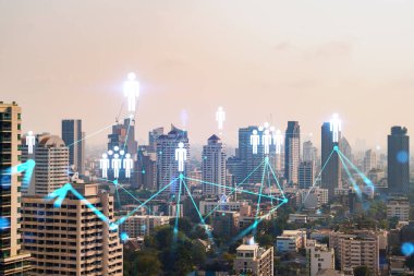 Sosyal medya hologramlarını Bangkok, Asya 'nın Panorama şehri manzarasına yansıtıyor. İnsanların ağ kurma ve bağlantı kurma kavramı. Çift pozlama.