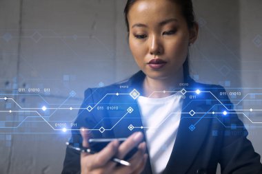 İş kadını daktilo ediyor, modern ofiste yeni bir proje üzerinde çalışıyor. Teknoloji hologramı. Çifte maruziyet. Başarı kavramı.