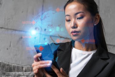 İş kadını telefonu kullanıyor, modern ofiste yeni bir proje üzerinde çalışıyor. Çifte maruziyet. Başarı kavramı. Dünya haritası Dünya hologramı.