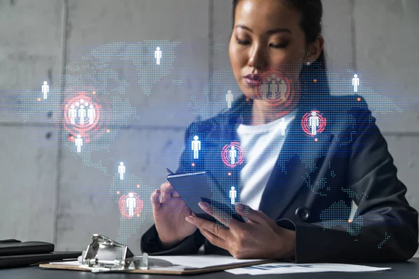 Femme d'affaires utilisant le téléphone, travailler dans un bureau moderne sur un nouveau projet. Double exposition. Concept de succès. Carte du monde planète Terre hologramme. — Photo