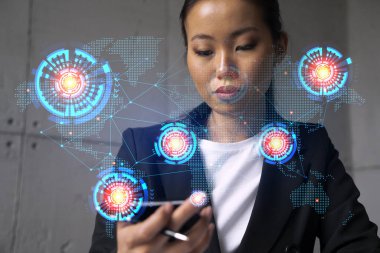İş kadını telefonu kullanıyor, modern ofiste yeni bir proje üzerinde çalışıyor. Çifte maruziyet. Başarı kavramı. Dünya haritası Dünya hologramı.