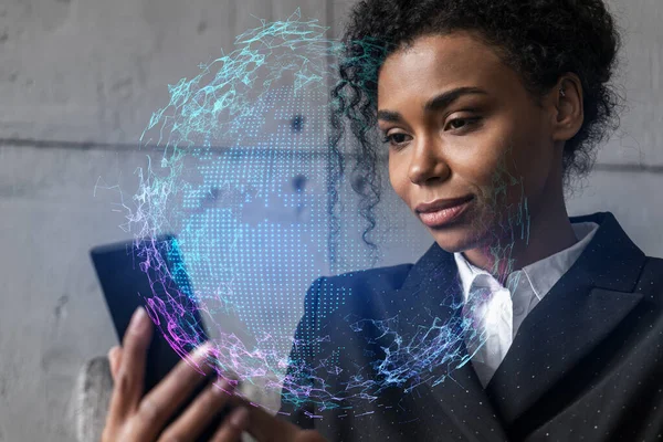 Femme d'affaires utilisant le téléphone, travailler dans un bureau moderne sur un nouveau projet. Double exposition. Concept de succès. Carte du monde planète Terre hologramme. — Photo