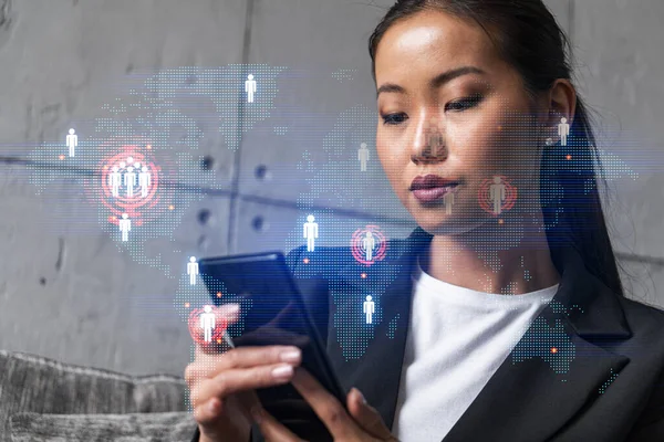 Femme d'affaires utilisant le téléphone, travailler dans un bureau moderne sur un nouveau projet. Double exposition. Concept de succès. Carte du monde planète Terre hologramme. — Photo