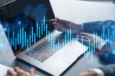 Borsa stratejisinde birlikte çalışan iki iş adamı. Forx 'un davranışlarını analiz etmeye çalış. Finansal grafik hologramı. Çift pozlama.