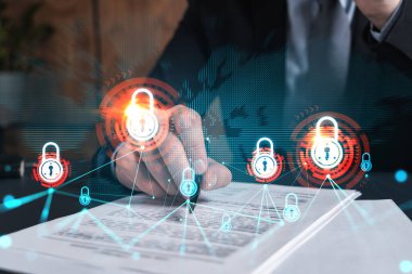 Takım elbiseli iş adamı kontrat imzaladı. Kilit ikonu hologramıyla çift pozlama. Şirket veri güvenliği anlaşmasını imzalayan adam. Güvenlik kavramı.