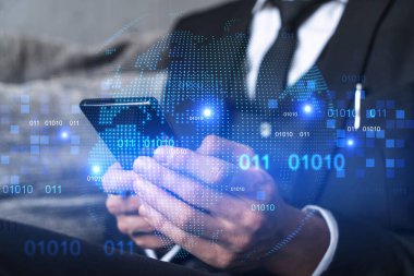 Telefon kullanan bir iş adamı. Dünya haritası hologramı. Çoklu maruz kalma. Uluslararası iş kavramı.