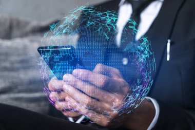 Telefon kullanan bir iş adamı. Dünya haritası hologramı. Çoklu maruz kalma. Uluslararası iş kavramı.
