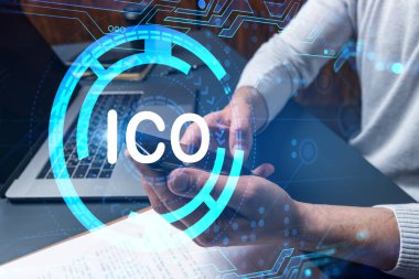 Telefonu kullanan adam. Akıllı telefon yazan eller. Meksika hologramıyla çifte temas. Kapatın. Finansal grafik ve analiz konsepti. Kalabalık finansman ve yatırım.