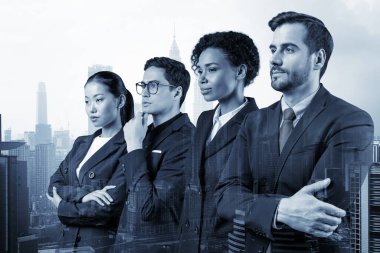 Dört başarılı iş danışmanı takım elbiseli ve müşteri sorunlarıyla uğraşmaya hazır. Kuala Lumpur şehri. KL gökdelenleri. Çift pozlama.