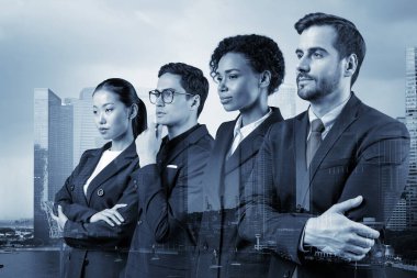 Dört başarılı iş danışmanı takım elbiseli ve müşteri sorunlarıyla uğraşmaya hazır. Singapur şehir manzarası. Çok uluslu şirket takımı. Çift pozlama.