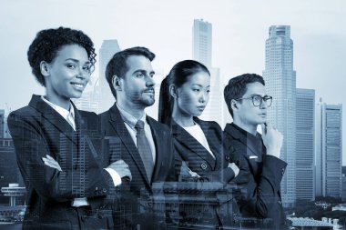 Dört başarılı iş danışmanı takım elbiseli ve müşteri sorunlarıyla uğraşmaya hazır. Singapur şehir manzarası. Çok uluslu şirket takımı. Çift pozlama.