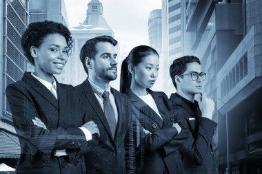 Dört başarılı iş danışmanı takım elbiseli ve müşteri sorunlarıyla uğraşmaya hazır. Singapur şehir manzarası. Çok uluslu şirket takımı. Çift pozlama.