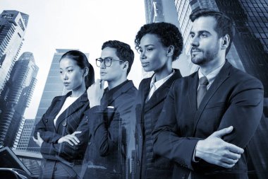 Dört başarılı iş danışmanı takım elbiseli ve müşteri sorunlarıyla uğraşmaya hazır. Singapur şehir manzarası. Çok uluslu şirket takımı. Çift pozlama.