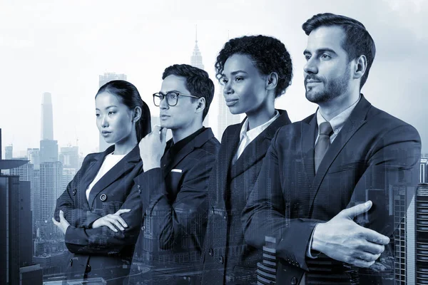 Dört başarılı iş danışmanı takım elbiseli ve müşteri sorunlarıyla uğraşmaya hazır. Kuala Lumpur şehri. KL gökdelenleri. Çift pozlama.