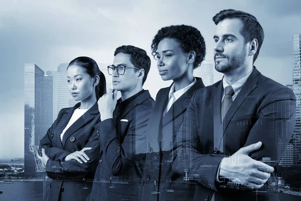 Dört başarılı iş danışmanı takım elbiseli ve müşteri sorunlarıyla uğraşmaya hazır. Singapur şehir manzarası. Çok uluslu şirket takımı. Çift pozlama.