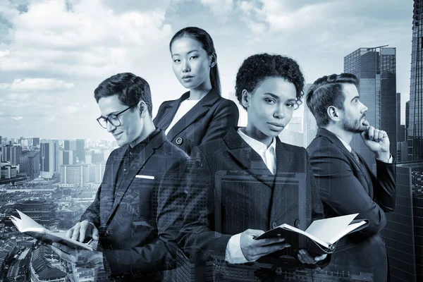 Группа из четырех коллег по бизнесу в костюмах, работающих над проектом вместе, чтобы получить новые карьерные возможности. Концепция многонациональной корпоративной команды в Сингапуре. Двойное воздействие. — стоковое фото