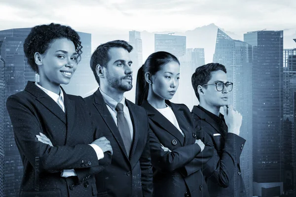 Четыре успешных бизнес-консультанта стоят в ряд в костюмах и готовы решать проблемы клиентов. Сингапурский городской пейзаж. Транснациональная корпоративная команда. Двойное воздействие. — стоковое фото