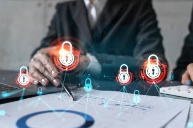 Kadın ve erkek proje bilgilerinin güvence altına alınması için birlikte çalışıyorlar. Mavi simge infografik kilit hologramı. Veri güvenliği kavramı. Çift pozlama.
