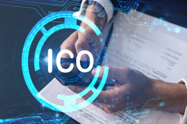 İş adamı telefondaki uygulamayı kullanarak arama ve analiz ediyor. ICO simgesi hologramı.