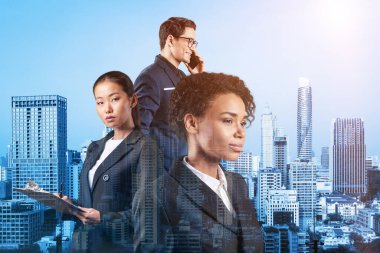 Takım elbiseli üç iş arkadaşı MBA mezuniyetinden sonra yeni kariyer fırsatları hayal ediyor. Çok uluslu şirket takımı kavramı. Bangkok arka planda. Çift pozlama.