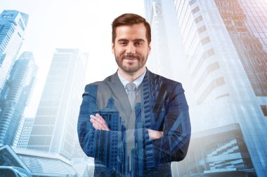 Kollarını kavuşturmuş Avrupalı müreffeh bir girişimci. Singapur şehir manzarası. Sorun çözme kavramı. Şehir merkezindeki mali işler. Çift pozlama.