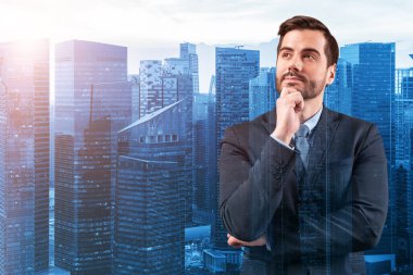 Takım elbiseli genç, yakışıklı bir iş adamı nasıl başarılı olunacağını düşünüyor. Yeni kariyer fırsatları, yüksek lisans. Singapur arka planda. Çift pozlama.