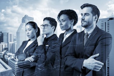 Dört başarılı iş danışmanı takım elbiseli ve müşteri sorunlarıyla uğraşmaya hazır. Bangkok şehir manzarası. Çok uluslu şirket takımı. Çift pozlama.