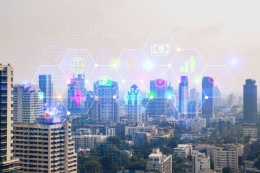 Araştırma ve Geliştirme temalı büyük şehir manzarası hologramı ile gündüz şehir manzarası. Veri kavramı. Çoklu pozlama