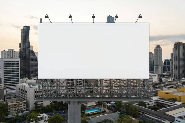 Cartelera blanca en blanco con fondo de paisaje urbano de Bangkok al atardecer. Cartel publicitario callejero, maqueta, representación 3D. Vista frontal. El concepto de comunicación de marketing para promover o vender la idea. —  Fotos de Stock