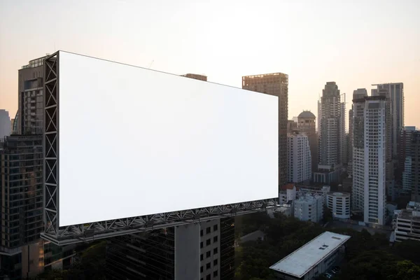 Panneau d'affichage blanc blanc avec fond de paysage urbain de Bangkok au coucher du soleil. Affiche publicitaire, maquette, rendu 3D. Vue latérale. Le concept de communication marketing pour promouvoir ou vendre une idée. — Photo