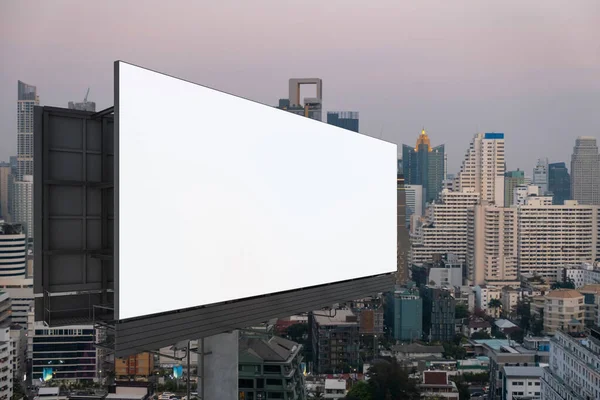 Panneau d'affichage blanc blanc avec fond de paysage urbain de Bangkok au coucher du soleil. Affiche publicitaire, maquette, rendu 3D. Vue latérale. Le concept de communication marketing pour promouvoir ou vendre une idée. — Photo