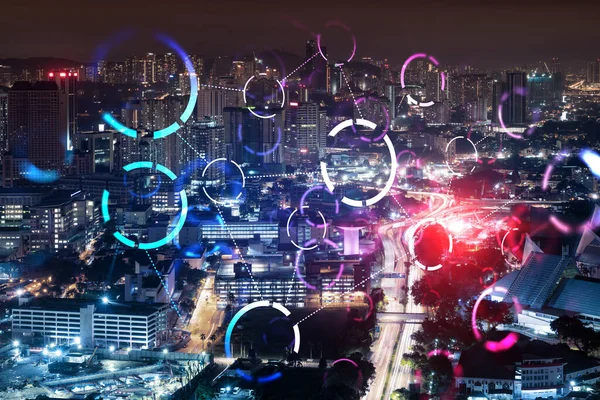 Soyut teknoloji simgeleri, Kuala Lumpur, Malezya, Asya 'nın gece panoramik şehir manzarası. Uluslararası iş sürecini optimize etmek için yenilikçi yaklaşım kavramı. Çift pozlama.