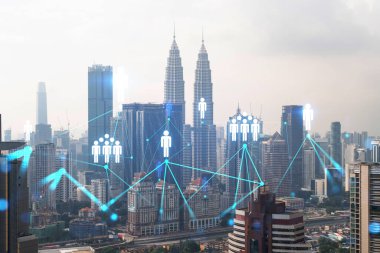 Sosyal medya, Kuala Lumpur, Malezya, Asya 'nın panorama şehri görüntüsü üzerine hologramı simgeliyor. İnsanların ağ kurma ve bağlantı kurma kavramı. Çift pozlama.