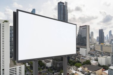 Bangkok şehir manzarası geçmişi olan boş beyaz yol reklam panosu. Sokak reklam afişi, maket, 3 boyutlu tasarım. Yan görüş. Pazarlama iletişimi fikri desteklemek veya satmak için.