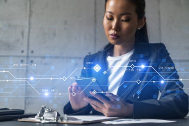 İş kadını daktilo ediyor, modern ofiste yeni bir proje üzerinde çalışıyor. Teknoloji hologramı. Çifte maruziyet. Başarı kavramı.