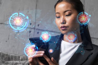 İş kadını telefonu kullanıyor, modern ofiste yeni bir proje üzerinde çalışıyor. Çifte maruziyet. Başarı kavramı. Dünya haritası Dünya hologramı.