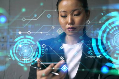 İş kadını daktilo ediyor, modern ofiste yeni bir proje üzerinde çalışıyor. Teknoloji hologramı. Çifte maruziyet. Başarı kavramı.