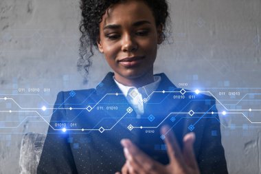 İş kadını daktilo ediyor, modern ofiste yeni bir proje üzerinde çalışıyor. Teknoloji hologramı. Çifte maruziyet. Başarı kavramı.