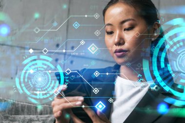 İş kadını daktilo ediyor, modern ofiste yeni bir proje üzerinde çalışıyor. Teknoloji hologramı. Çifte maruziyet. Başarı kavramı.