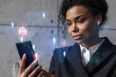 İş kadını telefonu kullanıyor, modern ofiste yeni bir proje üzerinde çalışıyor. Çifte maruziyet. Başarı kavramı. Dünya haritası Dünya hologramı.