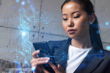 İş kadını daktilo ediyor, modern ofiste yeni bir proje üzerinde çalışıyor. Teknoloji hologramı. Çifte maruziyet. Başarı kavramı.