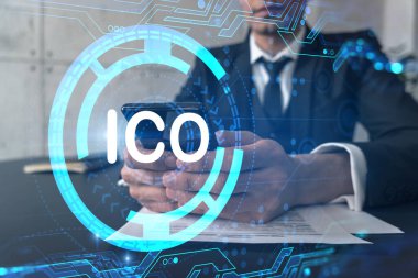 Smartphone, ICO hologramı ve daktilo ile çalışan bir analist. Çift pozlama.