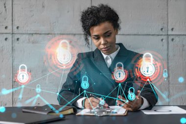 İş kadını not alıyor ve hologram çiziyor. Çifte maruziyet. Eğitim teknolojisi güvenlik çözümü kavramı.