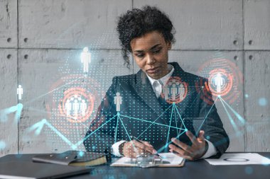 İş kadını not alıyor ve sosyal medya ikonları hologramı oluşturuyor. Çifte maruziyet. Teknoloji güvenliği ağ çözümü kavramı.