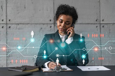 İş kadını telefon ve sosyal ağ hologramı konuşuyor. Çift pozlama.