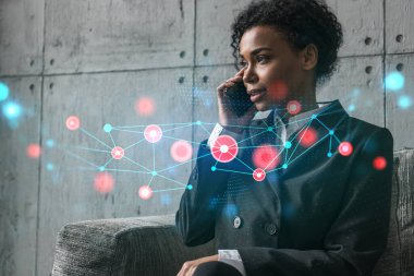 İş kadını telefonla ve soyut teknoloji hologramıyla konuşuyor. Çift pozlama.