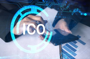 Ofiste akıllı telefon kullanan bir iş kadını. ICO hologramı. İlk madeni para verme konsepti. Çift pozlama.