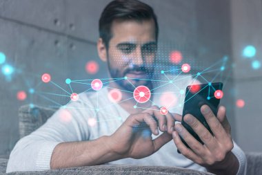 Çifte maruziyet. Soyut teknoloji teması hologram çiziyor. Cep telefonu yazan bir adam..